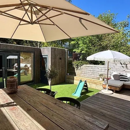 Semesterbostad Lovely Spacious Canal House In *